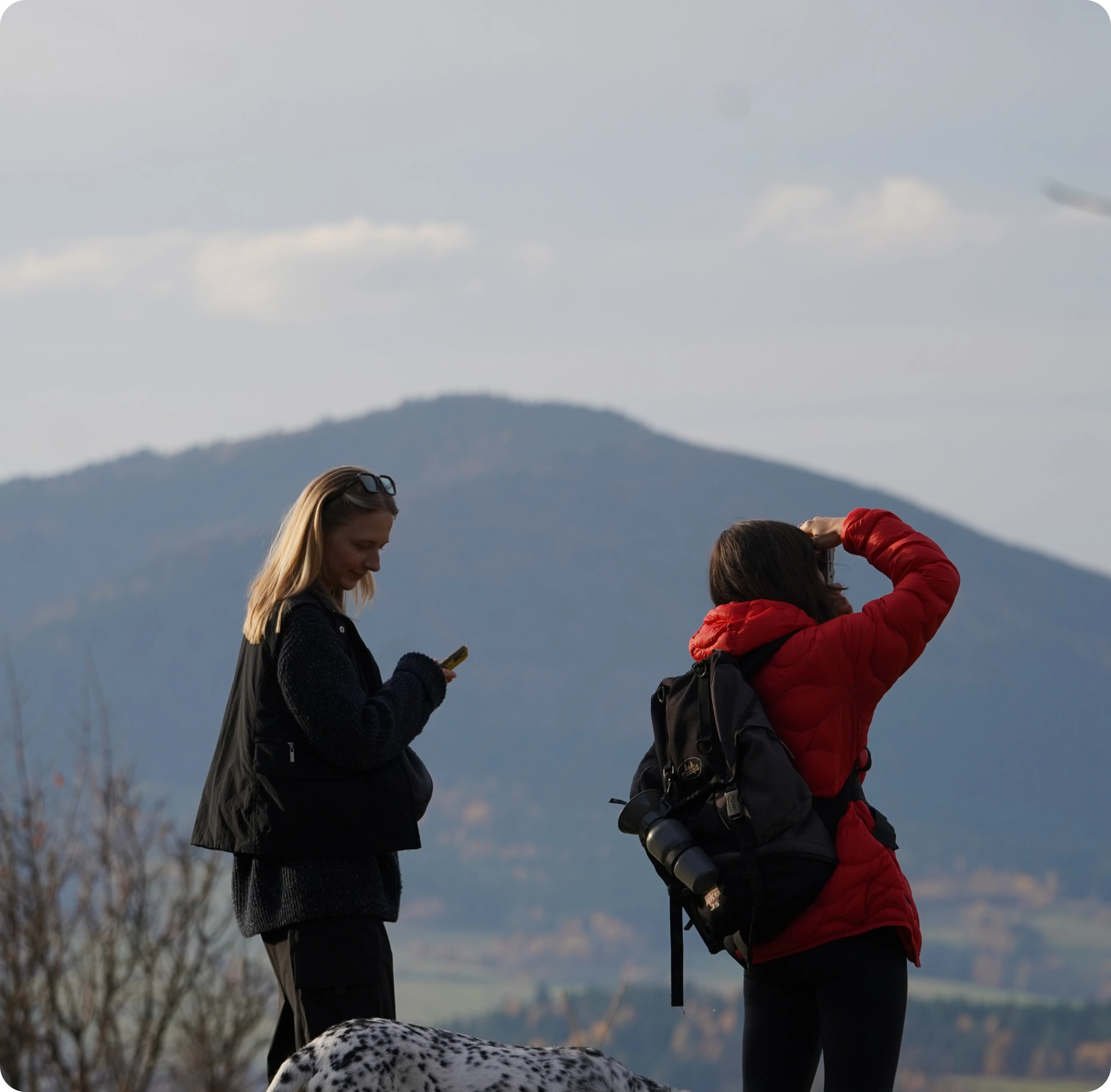 Turisté objevují okolní vrcholy s Peakme